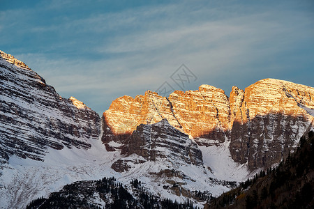 栗钟山雪日出科罗拉多岩石山,美国背景图片