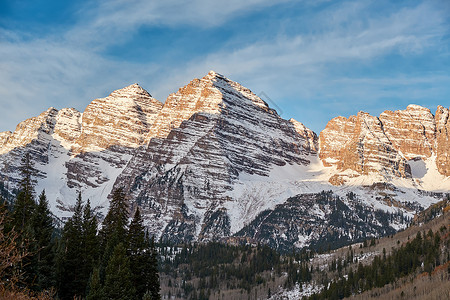 栗钟山雪日出科罗拉多岩石山,美国背景图片