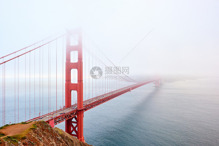 金门大桥视图雾天,旧金山,加利福尼亚州,美国图片