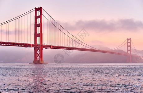 弗朗西斯金门大桥视图Fort点日出,旧金山,加利福尼亚州,美国背景