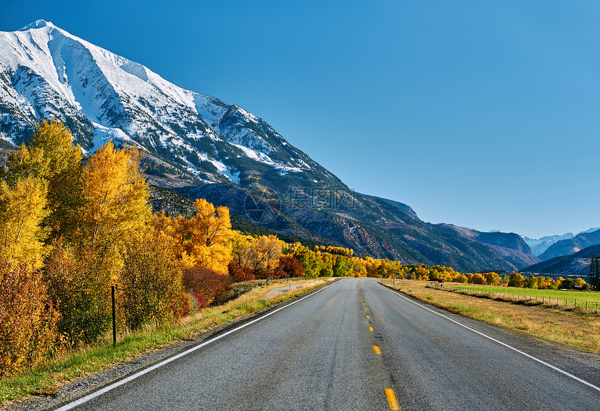 科罗拉多州洛基山脉的公路秋天,美国索普里斯山风景图片