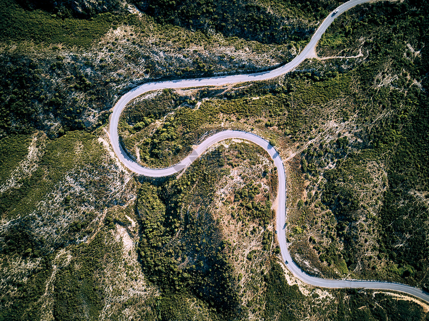 蜿蜒的道路顶部鸟瞰无人机,西索尼亚,希腊图片