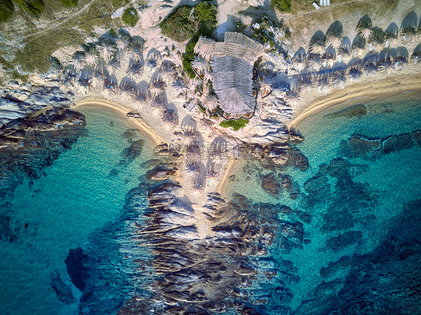 美丽的海滩岩石海岸线顶部鸟瞰无人机拍摄,西索尼亚,希腊图片
