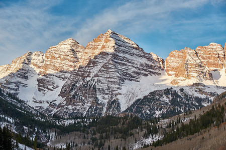 栗钟山雪日出科罗拉多岩石山,美国背景图片