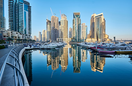 迪拜码头白天天际线阿拉伯联合酋长国背景图片