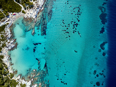美丽的海滩岩石海岸线顶部鸟瞰无人机拍摄,西索尼亚,希腊背景图片
