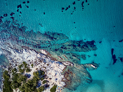 美丽的岩石海岸线顶部鸟瞰无人机拍摄,西索尼亚,希腊图片