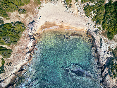 西托尼亚美丽的海滩岩石海岸线顶部鸟瞰无人机拍摄,西索尼亚,希腊背景