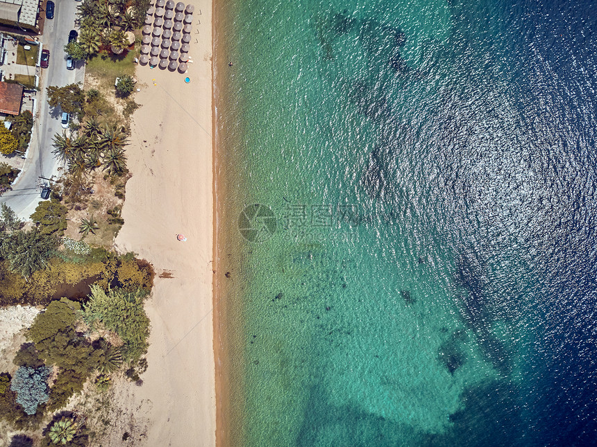 美丽的海滩顶部鸟瞰无人机拍摄,西索尼亚,希腊图片