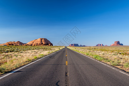 美国亚利桑那州丰碑谷的空景公路背景图片