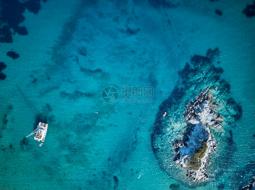 美丽的海滩顶部鸟瞰无人机拍摄,西索尼亚,希腊图片