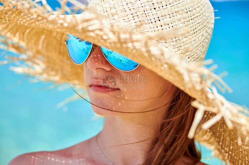 希腊西索尼亚海滩比基尼的女人图片