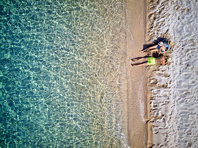 美丽的海滩与家庭顶部鸟瞰无人机拍摄,西索尼亚,希腊图片