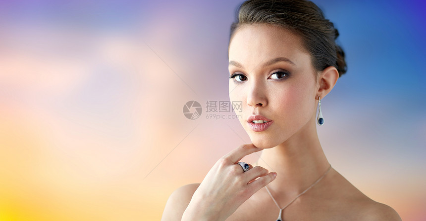 美丽,珠宝豪华美丽的亚洲妇女新娘与耳环,指环吊坠的背景带耳环戒指吊坠的漂亮女人图片