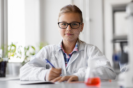 教育科学儿童女孩学校实验室学化学,并写信给工作簿学校实验室学化学的女孩图片