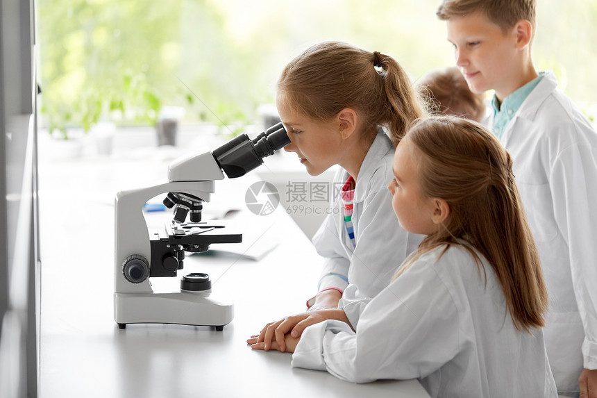 教育科学儿童学校实验室学生物显微镜的儿童学生学校显微镜生物学的孩子学生图片