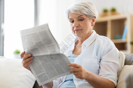 中老年妇女居家看报纸图片