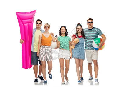 戴森球暑假人们的群快乐的微笑朋友戴着太阳镜,带着沙滩球排球毛巾照相机白色背景的气垫快乐的朋友与海滩夏季配件背景