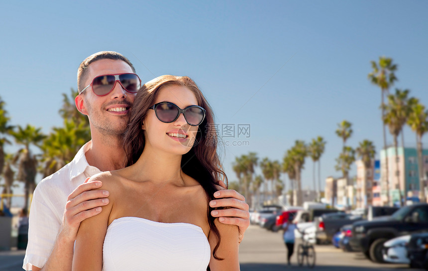 旅行,旅游关系快乐的微笑夫妇戴着太阳镜威尼斯海滩背景加利福尼亚威尼斯海滩上戴着太阳镜的幸福夫妇图片