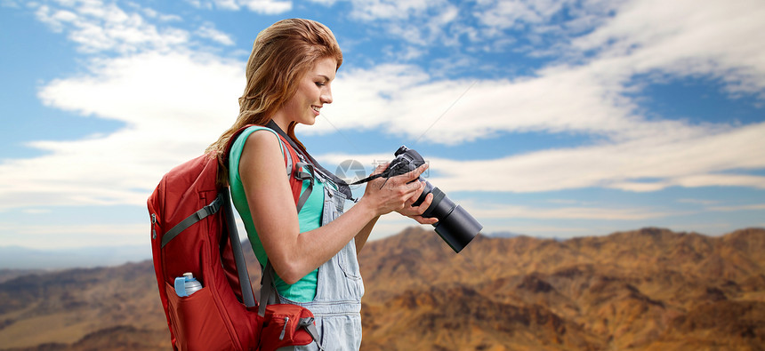 旅行,旅游摄影快乐的轻妇女背包相机拍摄大峡谷公园的山脉背景女人带着背包相机山上图片