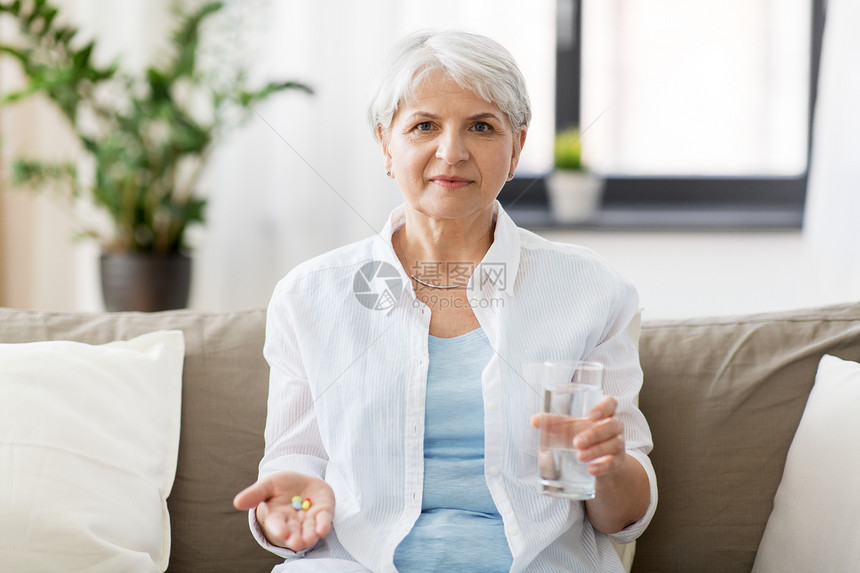 龄,医学,医疗保健人的老妇女家里吃药喝水家里水药的高级女人图片