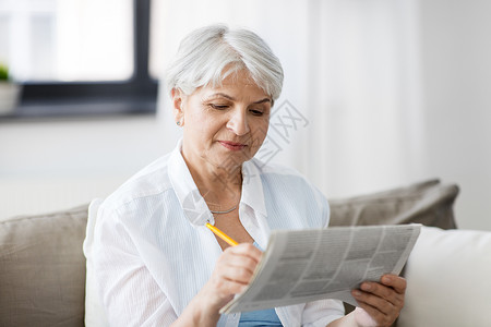 龄人的老妇女家里标记报纸广告老妇女家里标记报纸广告图片