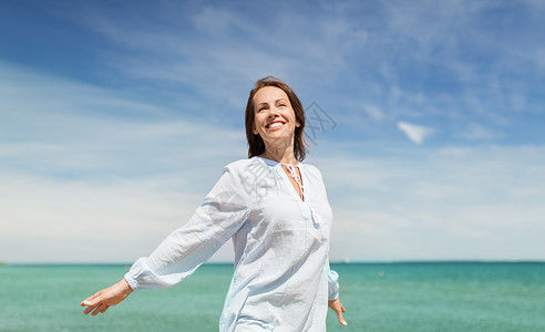 人休闲的快乐的微笑的女人夏天的海滩夏天海滩上快乐微笑的女人图片