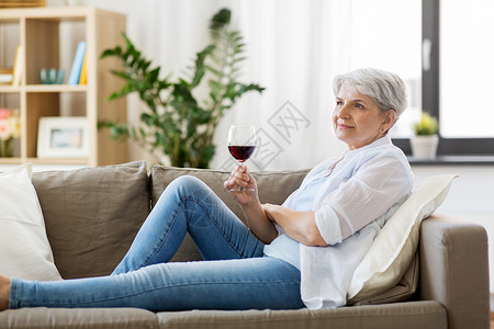 人,酒休闲老妇女家里喝杯红酒家里杯红酒的高级女人图片