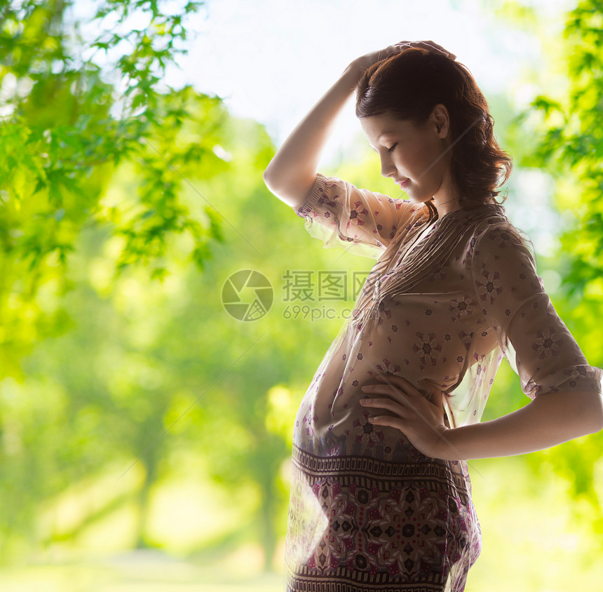 怀孕,母亲,人期望孕妇摆绿色的自然背景上绿色自然背景的孕妇图片