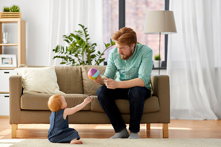 家庭,父亲人的快乐的红头发父亲与小女儿家里玩球父亲家里小女儿玩图片