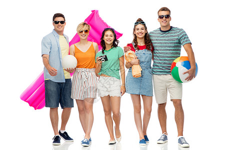 暑假人们的群快乐的微笑朋友戴着太阳镜,带着沙滩球排球毛巾照相机白色背景的气垫快乐的朋友与海滩夏季配件背景图片