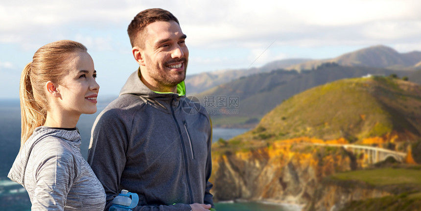 健身,运动人的微笑夫妇与瓶子的水比克斯比溪大桥上的大海岸加州背景几个运动员带着水大海岸上空图片