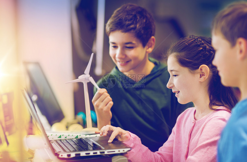 可再生能源,儿童,技术,科学人的群快乐的孩子朋友与笔记本电脑风力涡轮机模型学校学校里笔记本电脑风力涡轮机图片
