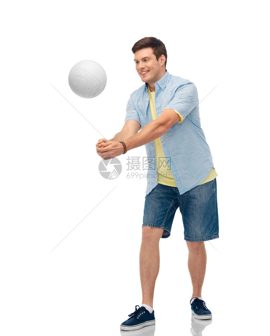 运动,休闲人的微笑的轻人白色背景下打排球微笑的轻人打排球图片
