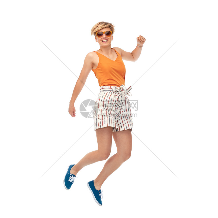 夏天,时尚人们的快乐的少女戴着太阳镜跳过白色背景戴太阳镜的快乐少女跳跃图片