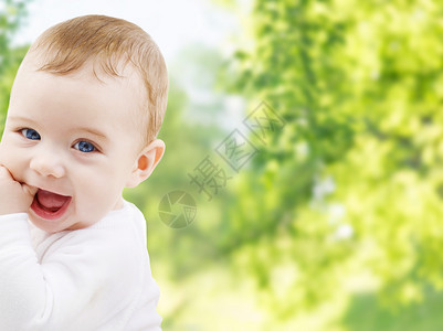 童人的绿色的自然背景下亲密的可爱的小婴儿靠近可爱的小宝贝图片