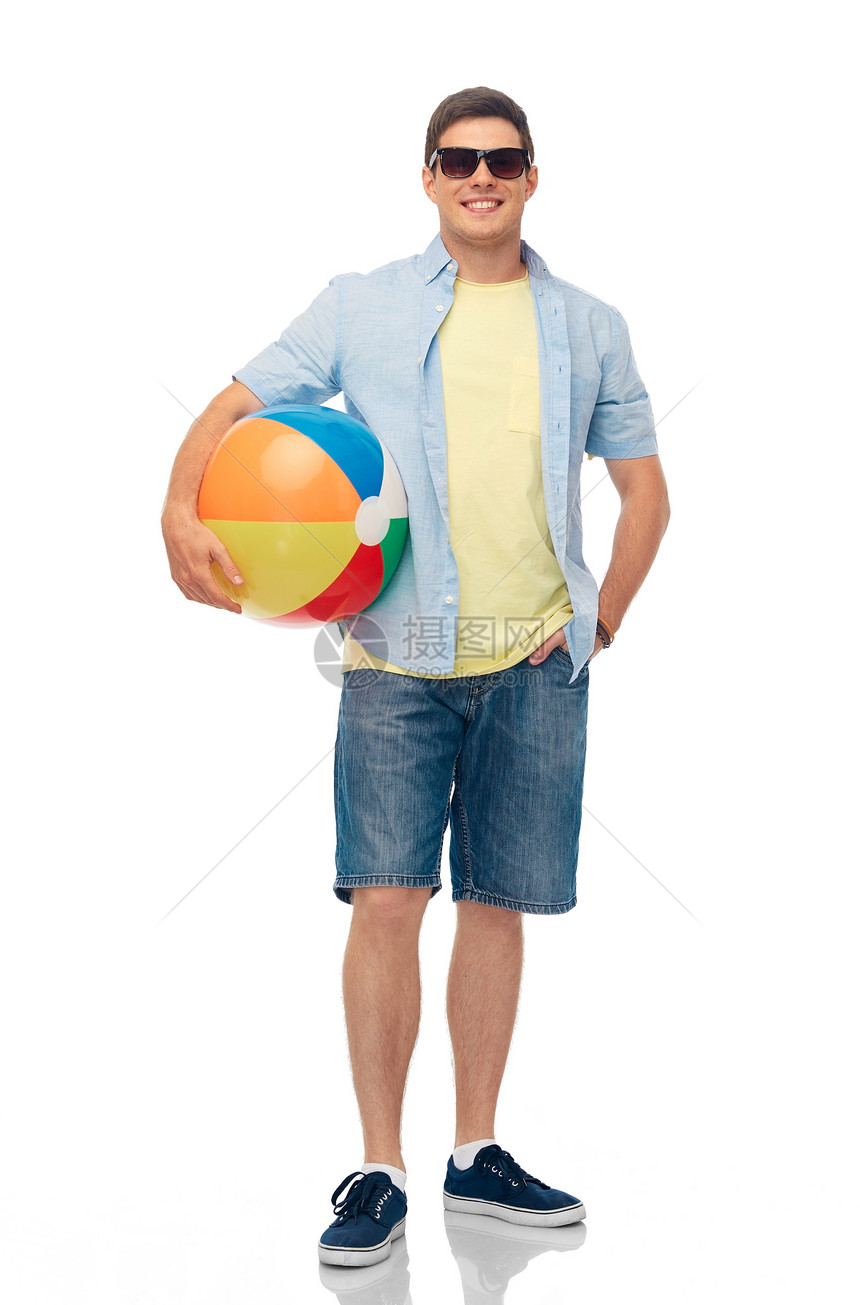 休闲,暑假人们的微笑的轻人戴着太阳镜,白色背景上沙滩球微笑的轻人戴着太阳镜带着沙滩球图片