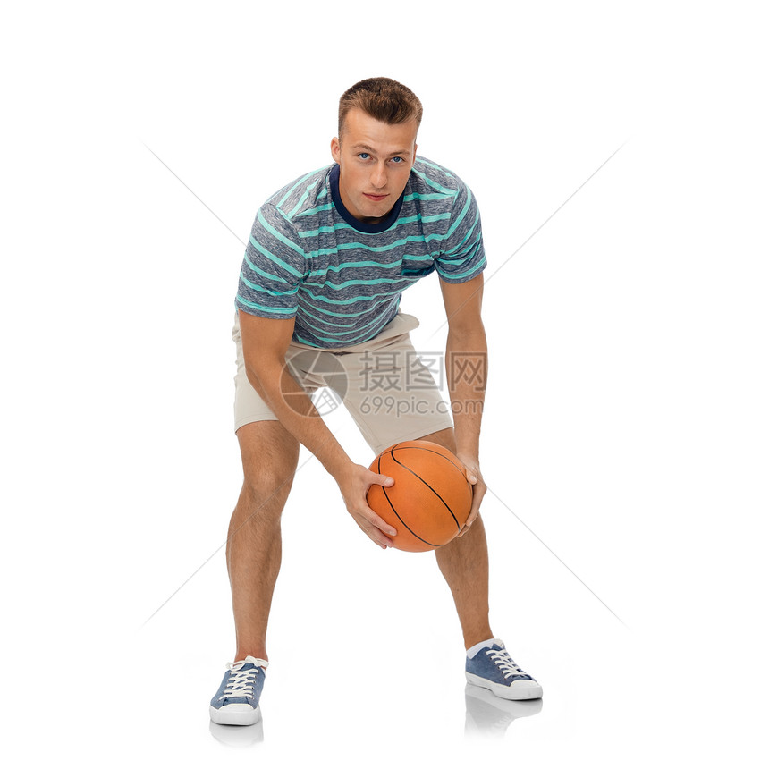 运动,休闲人的微笑的轻人白色背景下打篮球微笑的轻人打篮球图片