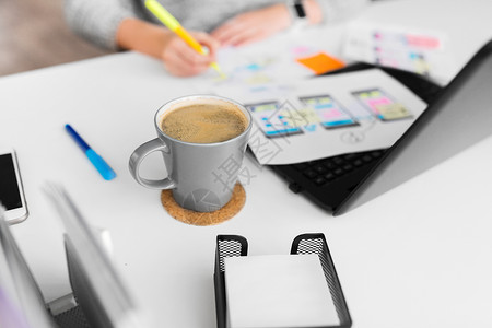 应用程序,技术商业办公室桌子上的咖啡办公室桌子上的杯咖啡图片