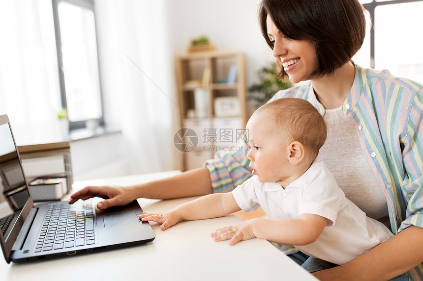 多任务,自由职业母亲的工作的母亲婴儿笔记本电脑家庭办公室家里男婴笔记本电脑工作的母亲图片