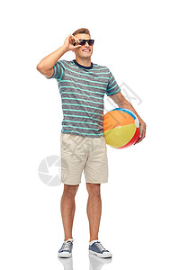 太阳镜沙滩球休闲,暑假人们的微笑的轻人戴着太阳镜,白色背景上沙滩球微笑的轻人戴着太阳镜带着沙滩球背景
