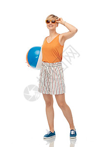 太阳镜沙滩球幸福的高兴的高清图片