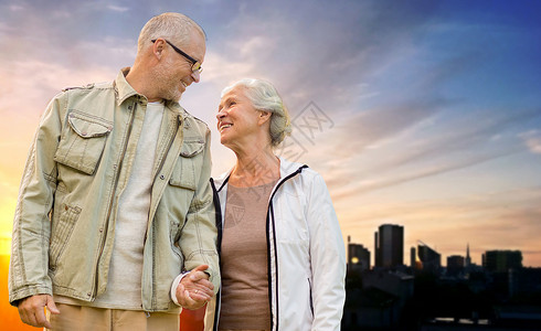 老,旅游,旅游人的幸福的老夫妇牵手塔林城市夜空背景老夫妇塔林城傍晚拥抱图片