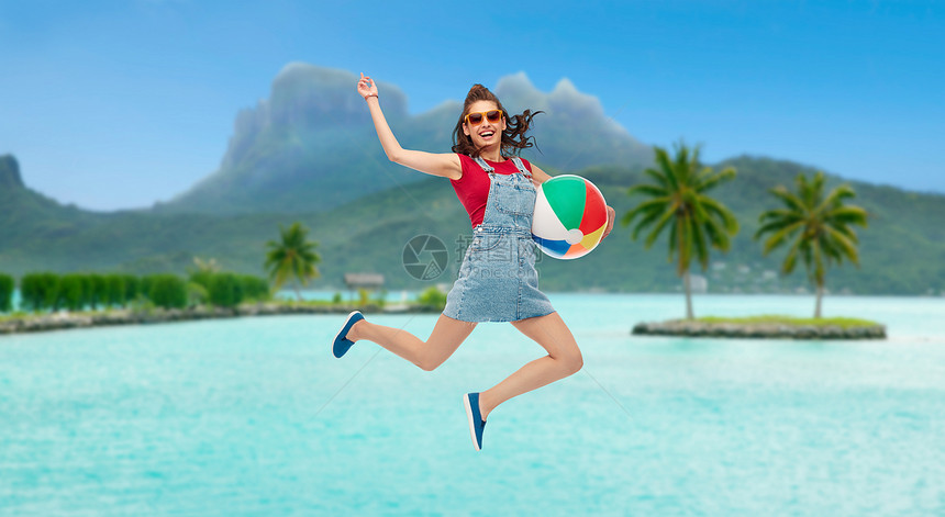 旅游,旅游暑假微笑的十几岁女孩戴着太阳镜,沙滩球跳白色背景上十几岁的女孩带着沙滩球岛上跳图片