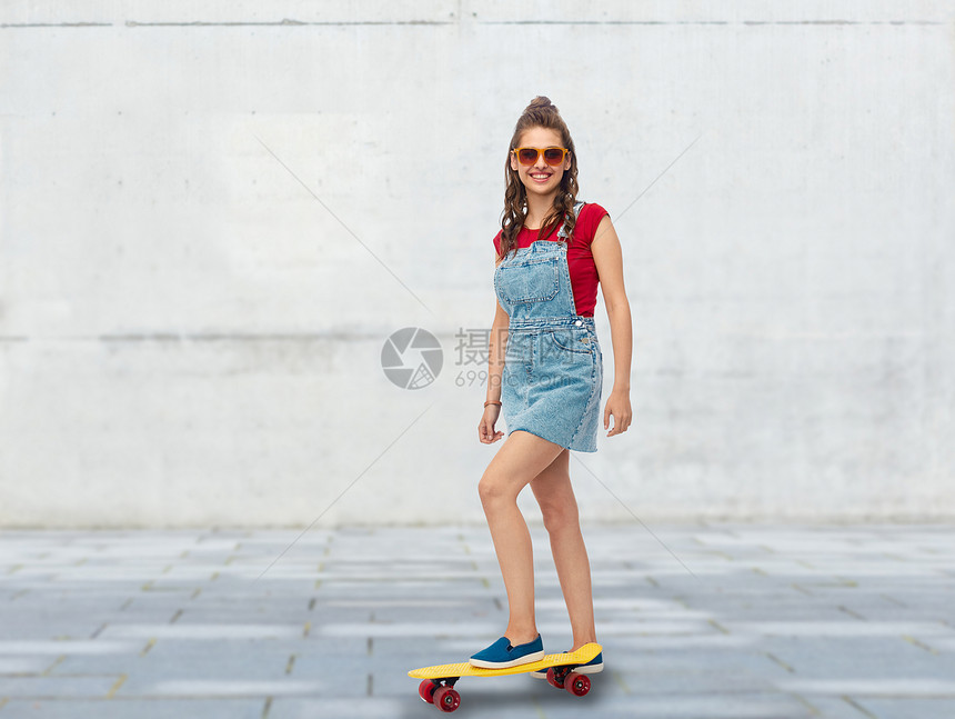 运动,休闲滑板微笑的十几岁女孩与短现代巡洋舰滑板街道背景微笑的十几岁的女孩街上玩滑板图片