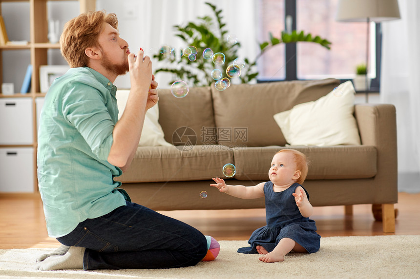 家庭,父亲人的红头发的父亲小女儿家里玩肥皂泡父亲婴儿女儿家用肥皂泡图片