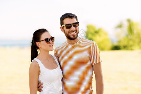 人关系的快乐的夫妇太阳镜户外夏天夏天户外戴太阳镜的幸福夫妇图片