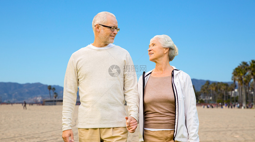 老,旅游旅游人们的幸福的老夫妇牵手威尼斯海滩背景加利福尼亚快乐的老夫妇威尼斯海滩背景图片