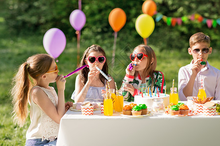 假期,童庆祝快乐的孩子与蛋糕角,并夏季生日快乐快乐的孩子们夏天的生日派角图片