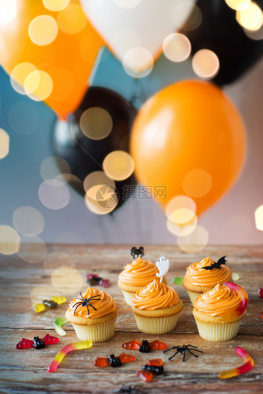 食物,烘焙假日纸杯蛋糕松饼与万节派装饰果冻糖果木制桌子气球上的灯光万节派蛋糕糖果桌子上图片